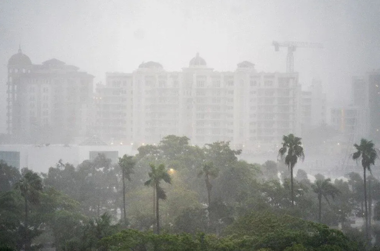 "Əsrin qasırğası" Florida sahillərinə çatdı - FOTOLAR